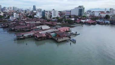 Georgetown, Penang Malezya - 13 Mayıs 2022: Georgetown Penang Klanı Jetties, Malezya. Penang Çin topluluğunun farklı klanları tarafından deniz kıyısında tahta kalelere inşa edilmiş ahşap köyler..