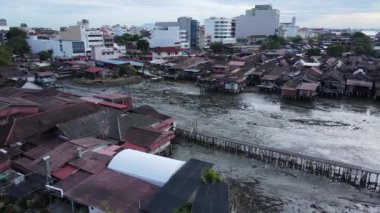 Georgetown, Penang Malezya - 13 Mayıs 2022: Georgetown Penang Klanı Jetties, Malezya. Penang Çin topluluğunun farklı klanları tarafından deniz kıyısında tahta kalelere inşa edilmiş ahşap köyler..