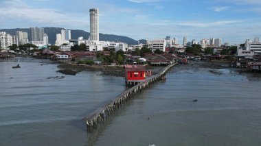 Georgetown, Penang Malezya - 17 Mayıs 2022 Kek Lok Si Tapınağı. Renkli, karmaşık dekorlarla ve bir sürü Buda heykeliyle karakterize edilmiş bir tepe tapınağı..