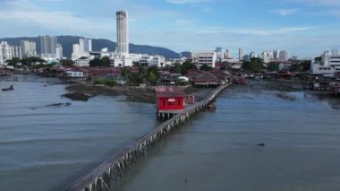 Georgetown, Penang Malezya - 13 Mayıs 2022: Georgetown Penang Klanı Jetties, Malezya. Penang Çin topluluğunun farklı klanları tarafından deniz kıyısında tahta kalelere inşa edilmiş ahşap köyler..