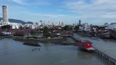 Georgetown, Penang Malezya - 13 Mayıs 2022: Georgetown Penang Klanı Jetties, Malezya. Penang Çin topluluğunun farklı klanları tarafından deniz kıyısında tahta kalelere inşa edilmiş ahşap köyler..