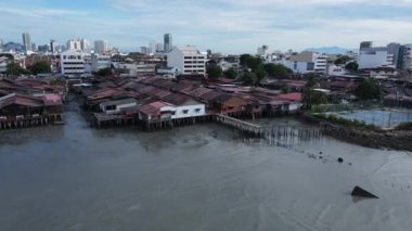 Georgetown, Penang Malezya - 13 Mayıs 2022: Georgetown Penang Klanı Jetties, Malezya. Penang Çin topluluğunun farklı klanları tarafından deniz kıyısında tahta kalelere inşa edilmiş ahşap köyler..