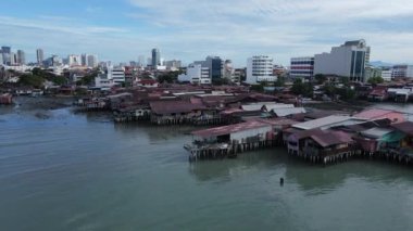 Georgetown, Penang Malezya - 13 Mayıs 2022: Georgetown Penang Klanı Jetties, Malezya. Penang Çin topluluğunun farklı klanları tarafından deniz kıyısında tahta kalelere inşa edilmiş ahşap köyler..