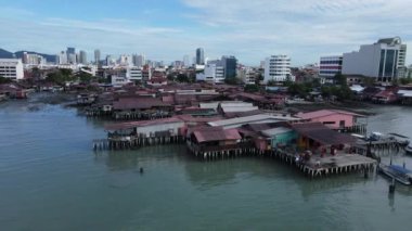Georgetown, Penang Malezya - 13 Mayıs 2022: Georgetown Penang Klanı Jetties, Malezya. Penang Çin topluluğunun farklı klanları tarafından deniz kıyısında tahta kalelere inşa edilmiş ahşap köyler..