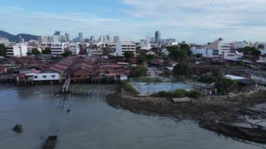 Georgetown, Penang Malezya - 13 Mayıs 2022: Georgetown Penang Klanı Jetties, Malezya. Penang Çin topluluğunun farklı klanları tarafından deniz kıyısında tahta kalelere inşa edilmiş ahşap köyler..