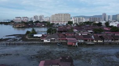 Georgetown, Penang Malezya - 13 Mayıs 2022: Georgetown Penang Klanı Jetties, Malezya. Penang Çin topluluğunun farklı klanları tarafından deniz kıyısında tahta kalelere inşa edilmiş ahşap köyler..