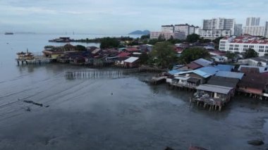 Georgetown, Penang Malezya - 13 Mayıs 2022: Georgetown Penang Klanı Jetties, Malezya. Penang Çin topluluğunun farklı klanları tarafından deniz kıyısında tahta kalelere inşa edilmiş ahşap köyler..