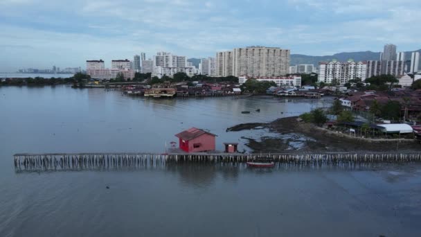 乔治敦 马来西亚槟城 2022年5月13日 马来西亚乔治敦槟城的部族Jetties 槟榔屿华人社区的不同氏族在海滨的立柱上建造的木村 — 图库视频影像