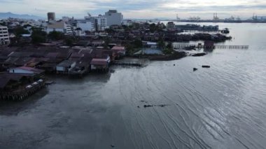 Georgetown, Penang Malezya - 13 Mayıs 2022: Georgetown Penang Klanı Jetties, Malezya. Penang Çin topluluğunun farklı klanları tarafından deniz kıyısında tahta kalelere inşa edilmiş ahşap köyler..