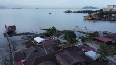 Georgetown, Penang Malezya - 13 Mayıs 2022: Georgetown Penang Klanı Jetties, Malezya. Penang Çin topluluğunun farklı klanları tarafından deniz kıyısında tahta kalelere inşa edilmiş ahşap köyler..
