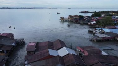 Georgetown, Penang Malezya - 13 Mayıs 2022: Georgetown Penang Klanı Jetties, Malezya. Penang Çin topluluğunun farklı klanları tarafından deniz kıyısında tahta kalelere inşa edilmiş ahşap köyler..