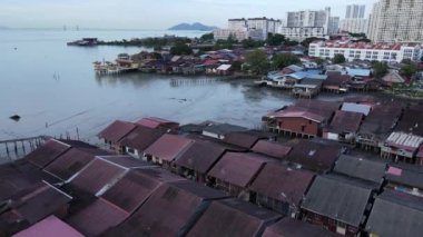 Georgetown, Penang Malezya - 13 Mayıs 2022: Georgetown Penang Klanı Jetties, Malezya. Penang Çin topluluğunun farklı klanları tarafından deniz kıyısında tahta kalelere inşa edilmiş ahşap köyler..