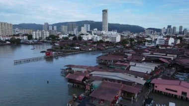 Georgetown, Penang Malezya - 13 Mayıs 2022: Georgetown Penang Klanı Jetties, Malezya. Penang Çin topluluğunun farklı klanları tarafından deniz kıyısında tahta kalelere inşa edilmiş ahşap köyler..