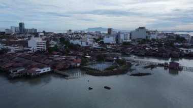 Georgetown, Penang Malezya - 13 Mayıs 2022: Georgetown Penang Klanı Jetties, Malezya. Penang Çin topluluğunun farklı klanları tarafından deniz kıyısında tahta kalelere inşa edilmiş ahşap köyler..