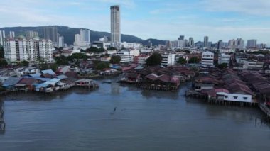 Georgetown, Penang Malezya - 13 Mayıs 2022: Georgetown Penang Klanı Jetties, Malezya. Penang Çin topluluğunun farklı klanları tarafından deniz kıyısında tahta kalelere inşa edilmiş ahşap köyler..