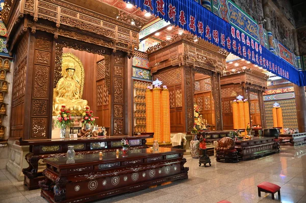 2022年5月17日 マレーシア ペナン州ジョージタウン Kek Lok Temple カラフルで複雑な装飾と多くの仏像が特徴の丘の上の寺院 — ストック写真