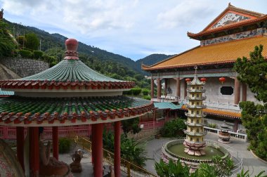 Georgetown, Penang Malezya - 17 Mayıs 2022 Kek Lok Si Tapınağı. Renkli, karmaşık dekorlarla ve bir sürü Buda heykeliyle karakterize edilmiş bir tepe tapınağı..