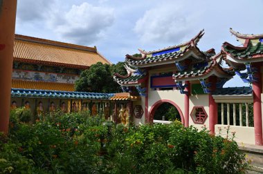 Georgetown, Penang Malezya - 17 Mayıs 2022 Kek Lok Si Tapınağı. Renkli, karmaşık dekorlarla ve bir sürü Buda heykeliyle karakterize edilmiş bir tepe tapınağı..