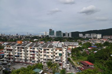 Georgetown, Penang Malezya - 17 Mayıs 2022 Kek Lok Si Tapınağı. Renkli, karmaşık dekorlarla ve bir sürü Buda heykeliyle karakterize edilmiş bir tepe tapınağı..