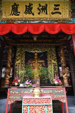 Georgetown, Penang Malezya - 17 Mayıs 2022 Kek Lok Si Tapınağı. Renkli, karmaşık dekorlarla ve bir sürü Buda heykeliyle karakterize edilmiş bir tepe tapınağı..