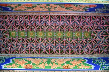 Georgetown, Penang Malezya - 17 Mayıs 2022 Kek Lok Si Tapınağı. Renkli, karmaşık dekorlarla ve bir sürü Buda heykeliyle karakterize edilmiş bir tepe tapınağı..