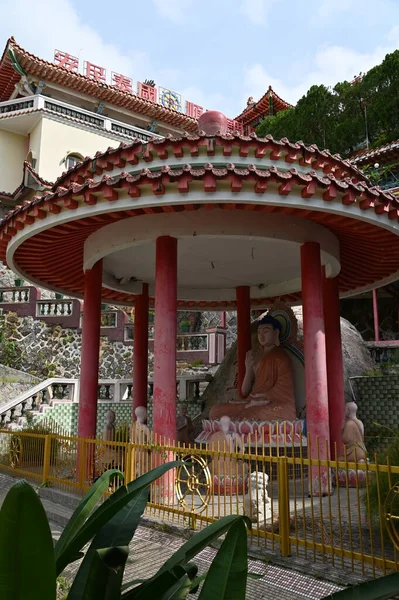 2022年5月17日 マレーシア ペナン州ジョージタウン Kek Lok Temple カラフルで複雑な装飾と多くの仏像が特徴の丘の上の寺院 — ストック写真