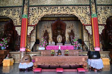 Georgetown, Penang Malezya - 17 Mayıs 2022 Kek Lok Si Tapınağı. Renkli, karmaşık dekorlarla ve bir sürü Buda heykeliyle karakterize edilmiş bir tepe tapınağı..