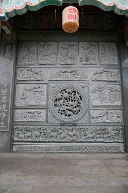 Georgetown, Penang Malezya - 17 Mayıs 2022 Kek Lok Si Tapınağı. Renkli, karmaşık dekorlarla ve bir sürü Buda heykeliyle karakterize edilmiş bir tepe tapınağı..