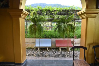 Georgetown, Penang Malezya - 17 Mayıs 2022 Kek Lok Si Tapınağı. Renkli, karmaşık dekorlarla ve bir sürü Buda heykeliyle karakterize edilmiş bir tepe tapınağı..