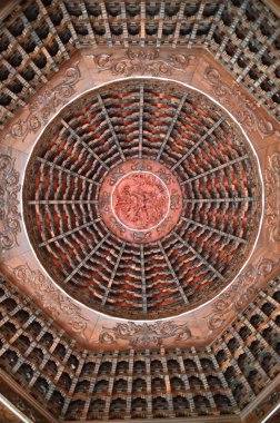 Georgetown, Penang Malezya - 17 Mayıs 2022 Kek Lok Si Tapınağı. Renkli, karmaşık dekorlarla ve bir sürü Buda heykeliyle karakterize edilmiş bir tepe tapınağı..