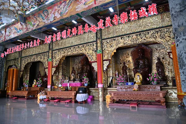 2022年5月17日 マレーシア ペナン州ジョージタウン Kek Lok Temple カラフルで複雑な装飾と多くの仏像が特徴の丘の上の寺院 — ストック写真