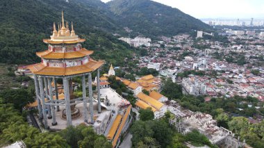 Georgetown, Penang Malezya - 17 Mayıs 2022 Kek Lok Si Tapınağı. Renkli, karmaşık dekorlarla ve bir sürü Buda heykeliyle karakterize edilmiş bir tepe tapınağı..