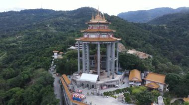 Georgetown, Penang Malezya - 17 Mayıs 2022 Kek Lok Si Tapınağı. Renkli, karmaşık dekorlarla ve bir sürü Buda heykeliyle karakterize edilmiş bir tepe tapınağı..