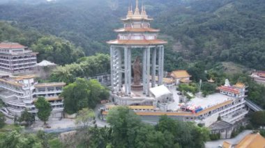 Georgetown, Penang Malezya - 17 Mayıs 2022 Kek Lok Si Tapınağı. Renkli, karmaşık dekorlarla ve bir sürü Buda heykeliyle karakterize edilmiş bir tepe tapınağı..