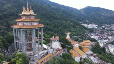 Georgetown, Penang Malezya - 17 Mayıs 2022 Kek Lok Si Tapınağı. Renkli, karmaşık dekorlarla ve bir sürü Buda heykeliyle karakterize edilmiş bir tepe tapınağı..