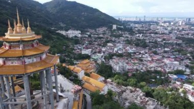 Georgetown, Penang Malezya - 17 Mayıs 2022 Kek Lok Si Tapınağı. Renkli, karmaşık dekorlarla ve bir sürü Buda heykeliyle karakterize edilmiş bir tepe tapınağı..