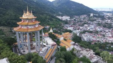 Georgetown, Penang Malezya - 17 Mayıs 2022 Kek Lok Si Tapınağı. Renkli, karmaşık dekorlarla ve bir sürü Buda heykeliyle karakterize edilmiş bir tepe tapınağı..