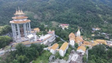 Georgetown, Penang Malezya - 17 Mayıs 2022 Kek Lok Si Tapınağı. Renkli, karmaşık dekorlarla ve bir sürü Buda heykeliyle karakterize edilmiş bir tepe tapınağı..