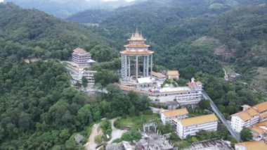 Georgetown, Penang Malezya - 17 Mayıs 2022 Kek Lok Si Tapınağı. Renkli, karmaşık dekorlarla ve bir sürü Buda heykeliyle karakterize edilmiş bir tepe tapınağı..