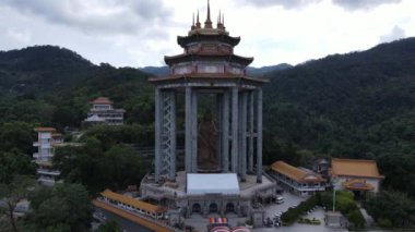 Georgetown, Penang Malezya - 17 Mayıs 2022 Kek Lok Si Tapınağı. Renkli, karmaşık dekorlarla ve bir sürü Buda heykeliyle karakterize edilmiş bir tepe tapınağı..