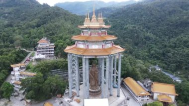 Georgetown, Penang Malezya - 17 Mayıs 2022 Kek Lok Si Tapınağı. Renkli, karmaşık dekorlarla ve bir sürü Buda heykeliyle karakterize edilmiş bir tepe tapınağı..