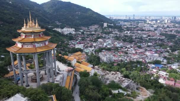 2022年5月17日 マレーシア ペナン州ジョージタウン Kek Lok Temple カラフルで複雑な装飾と多くの仏像が特徴の丘の上の寺院 — ストック動画