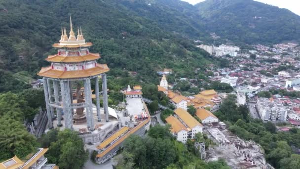 2022年5月17日 マレーシア ペナン州ジョージタウン Kek Lok Temple カラフルで複雑な装飾と多くの仏像が特徴の丘の上の寺院 — ストック動画
