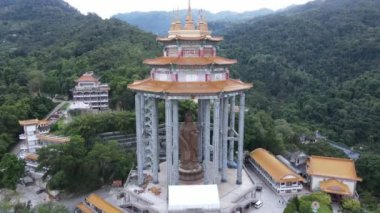 Georgetown, Penang Malezya - 17 Mayıs 2022 Kek Lok Si Tapınağı. Renkli, karmaşık dekorlarla ve bir sürü Buda heykeliyle karakterize edilmiş bir tepe tapınağı..