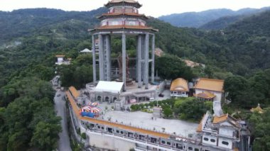 Georgetown, Penang Malezya - 17 Mayıs 2022 Kek Lok Si Tapınağı. Renkli, karmaşık dekorlarla ve bir sürü Buda heykeliyle karakterize edilmiş bir tepe tapınağı..