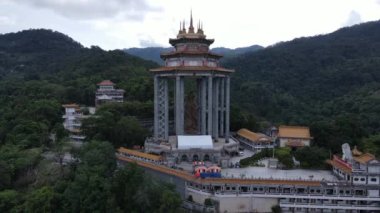 Georgetown, Penang Malezya - 17 Mayıs 2022 Kek Lok Si Tapınağı. Renkli, karmaşık dekorlarla ve bir sürü Buda heykeliyle karakterize edilmiş bir tepe tapınağı..