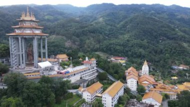 Georgetown, Penang Malezya - 17 Mayıs 2022 Kek Lok Si Tapınağı. Renkli, karmaşık dekorlarla ve bir sürü Buda heykeliyle karakterize edilmiş bir tepe tapınağı..