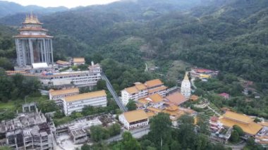 Georgetown, Penang Malezya - 17 Mayıs 2022 Kek Lok Si Tapınağı. Renkli, karmaşık dekorlarla ve bir sürü Buda heykeliyle karakterize edilmiş bir tepe tapınağı..