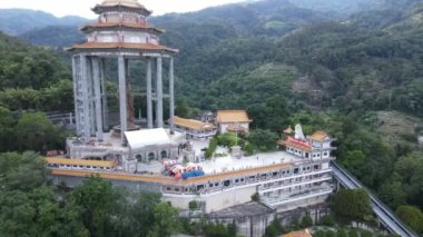 Georgetown, Penang Malezya - 17 Mayıs 2022 Kek Lok Si Tapınağı. Renkli, karmaşık dekorlarla ve bir sürü Buda heykeliyle karakterize edilmiş bir tepe tapınağı..