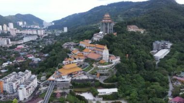 Georgetown, Penang Malezya - 17 Mayıs 2022 Kek Lok Si Tapınağı. Renkli, karmaşık dekorlarla ve bir sürü Buda heykeliyle karakterize edilmiş bir tepe tapınağı..